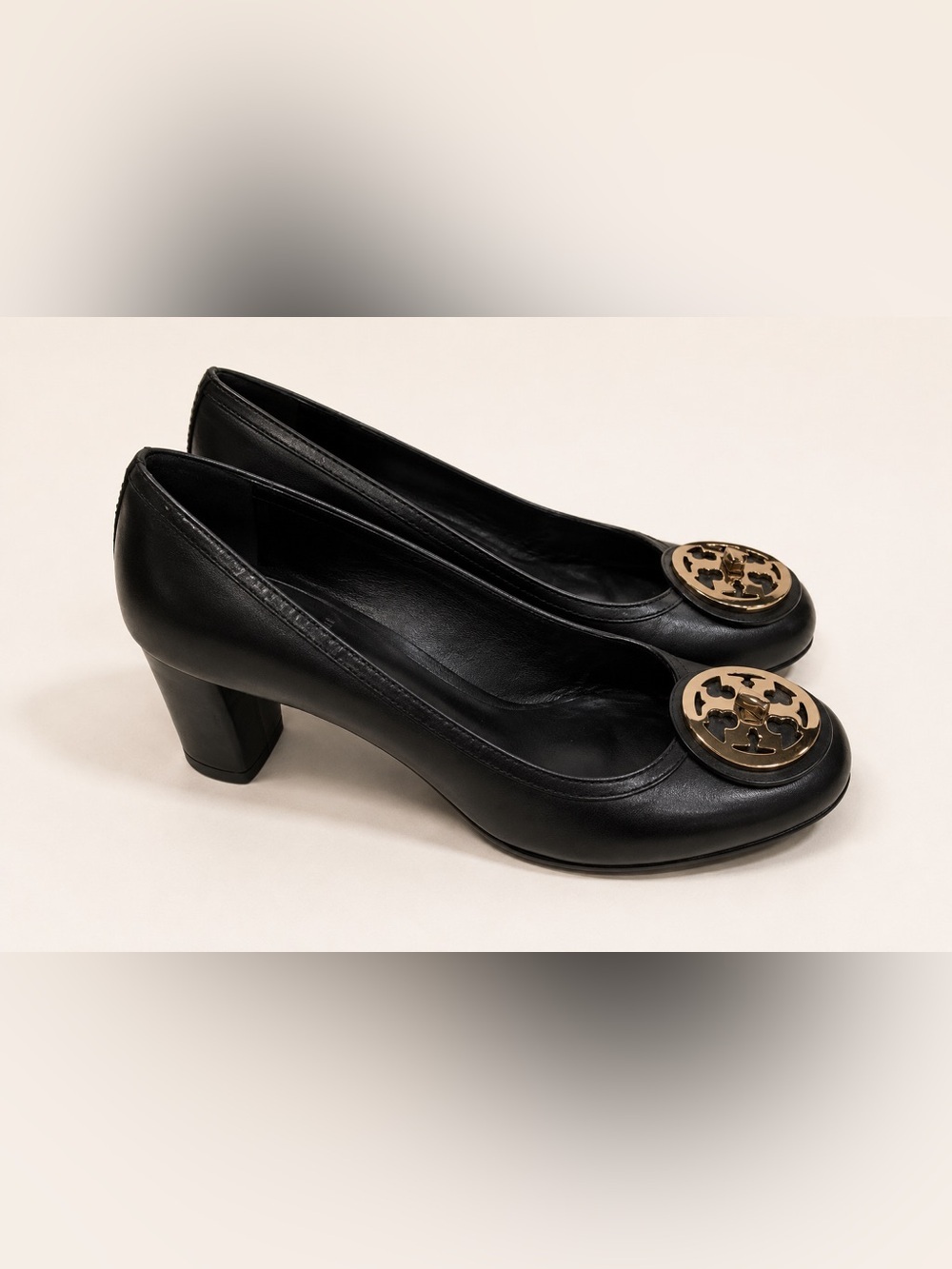 Tory Burch Black Leather Pumps Heels Gold Logo Medallion Women’s Size 9M - Picture 2 of 6